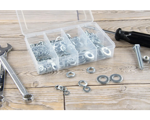 Sortimentskasten mit Unterlegscheiben, Schraubenschlüssel, Schraubendreher, Schraube und Mutter auf einem Holztisch