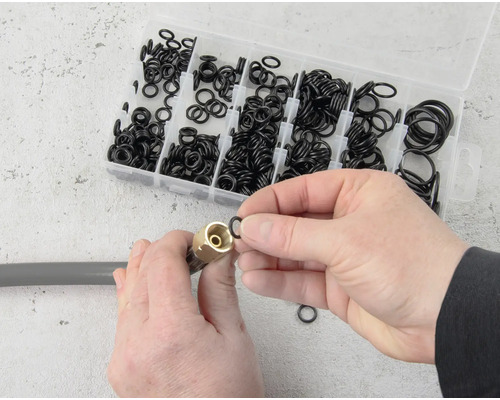 O-Ring Sortiment wird an einem Schlauchanschluss montiert