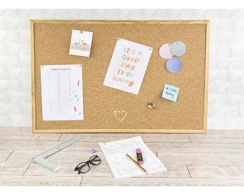 Pinnwand mit Notizen, Fotos und Büroartikeln