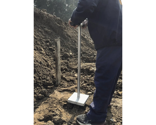 Einrammgerät zum Einschlagen von Pfosten in den Boden.