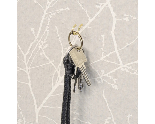 Schlüsselbund hängt an einem Wandhaken