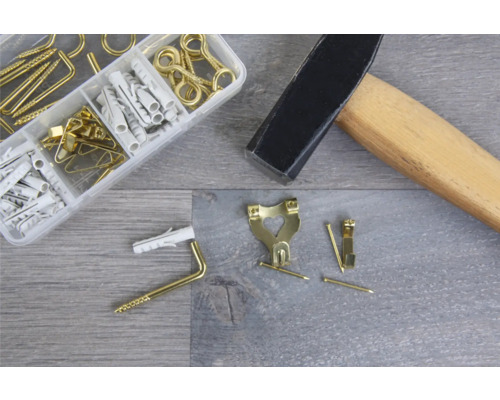 Hammer, Dübel und Schrauben für die Wandmontage