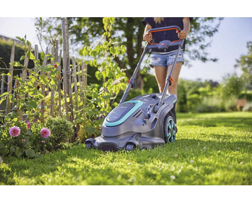Gardena Akku-Rasenmäher im Einsatz in einem Garten