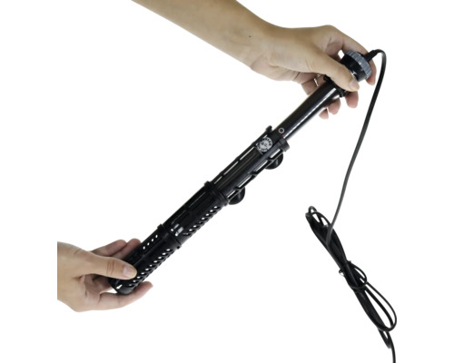 Aquariumheizstab in Händen gehalten