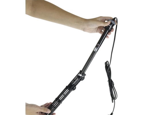 Aquarienheizer wird von Händen gehalten