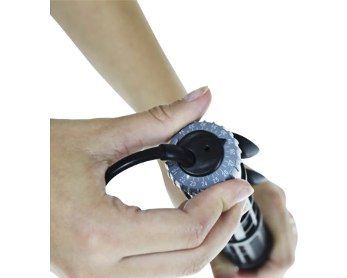 Eine Hand bedient eine Fahrradpumpe, um den Reifendruck einzustellen.