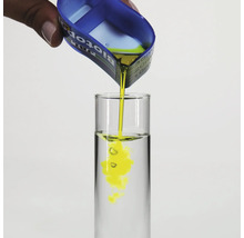 Gelbe Flüssigkeit wird in ein Reagenzglas gegossen.