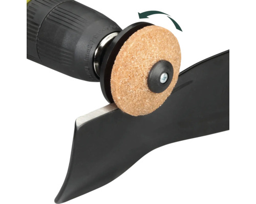 Schärfaufsatz für Rasenmähermesser und Bohrmaschine im Einsatz zum Schärfen eines Messers