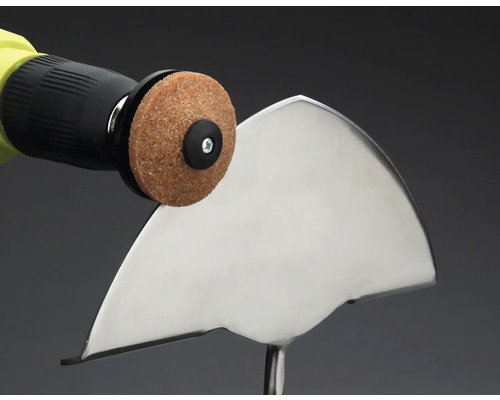 Schärfen einer Spatengabel mit einem Schärfwerkzeug