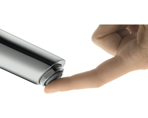 Nahaufnahme einer Hand, die einen Wasserhahn bedient