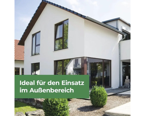 Außenansicht eines modernen Wohnhauses mit großen Fenstern