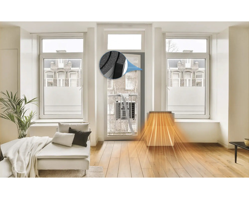 Innenaufnahme eines Wohnzimmers mit einem mobilen Klimagerät, das am Fenster montiert ist und eine Fensterabdichtung verwendet.