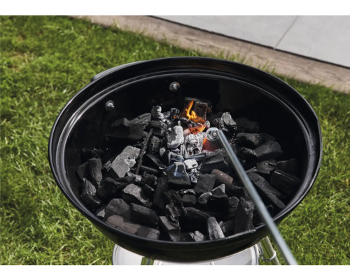 Grill mit Holzkohle und Grillanzünder