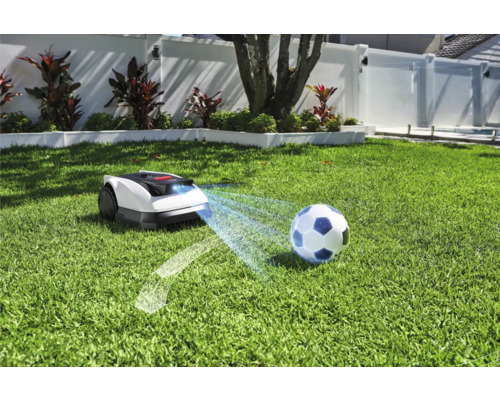 Rasenmähroboter mit Hinderniserkennung auf Rasen mit Fußball