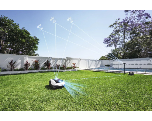 Rasenmähroboter mit Satellitenverbindung auf einer Rasenfläche