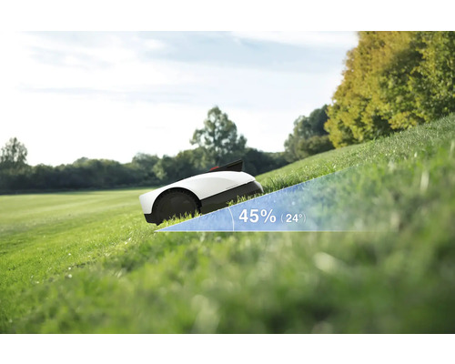 Rasenmähroboter auf einem Hügel mit 45 Prozent Steigung