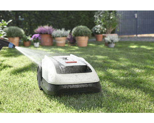 Rasenmähroboter wird mit Wasser gereinigt