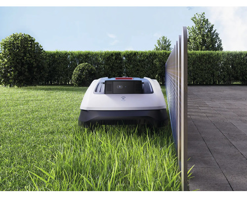 Rasenmähroboter auf Rasenfläche im Garten