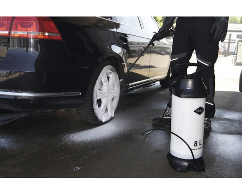 Ein Auto wird mit einem 8 Liter Drucksprüher gereinigt.