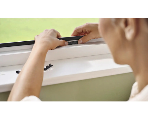 Montage eines Fliegengitters am Fenster