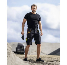 Mann in Arbeitsshorts, T-Shirt und Sicherheitsschuhen