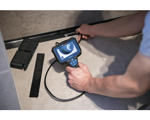 Handwerker verwendet eine Inspektionskamera zur Untersuchung eines Rohrs