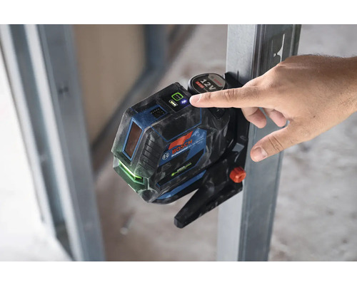 Bosch Professional Linienlaser mit Hand an Metallkonstruktion befestigt