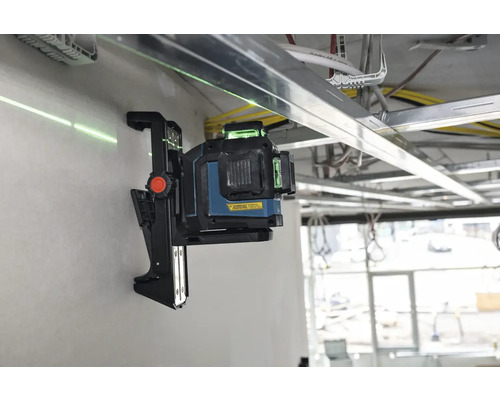 Kreuzlinienlaser projiziert grüne Laserlinie an Wand