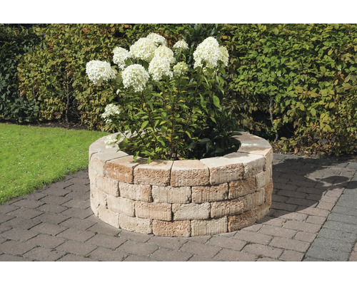 Blumenkübel aus Stein mit Hydrangea im Garten