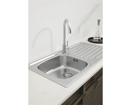 Spüle aus Edelstahl mit Abtropffläche und Wasserhahn