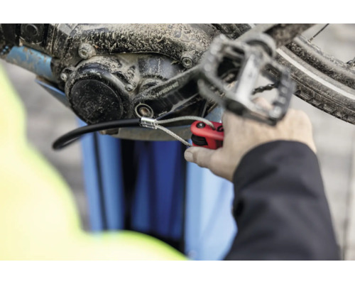 Fahrradreparatur mit Werkzeug am E-Bike