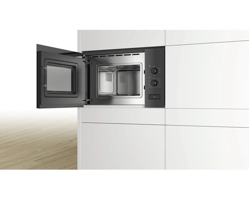 Einbau Mikrowelle mit geöffneter Tür in einer Küche