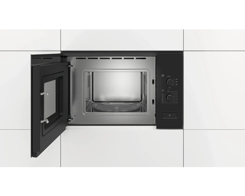 Eingebaute Mikrowelle mit geöffneter Tür
