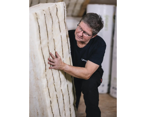 Mann betrachtet Dämmstoffplatte mit Markierungen