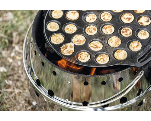 Poffertjespfanne auf einem Grill mit Feuer