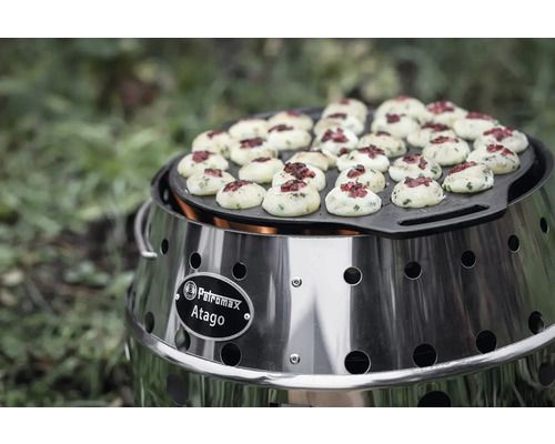 Petromax Atago Grill mit Speisen auf Grillplatte