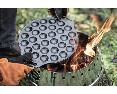 Gusseisenform für Pfannkuchen über Petromax Atago Feuerstelle