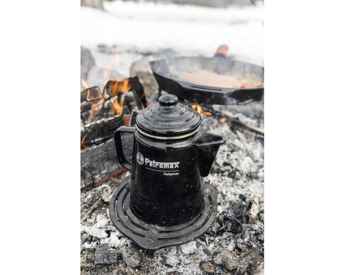 Petromax Perkolator Kaffeekanne auf einem Grillrost über einem Lagerfeuer.