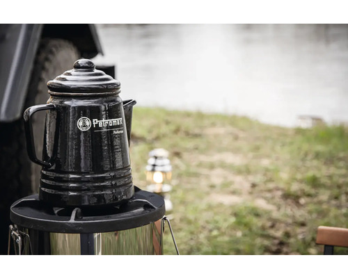 Petromax Perkolator Kaffeekanne auf Kocher für Camping im Freien