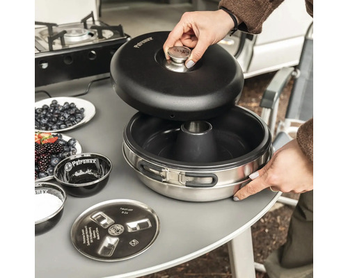 Petromax Backofen mit Deckel, umgeben von Zutaten auf einem Tisch