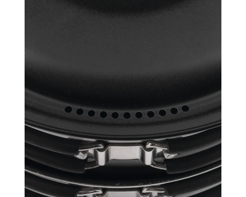 Detailansicht eines runden Grills mit Löchern und Halterungen.