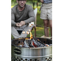 Marshmallows werden über einem Petromax Feuerkorb gegrillt.