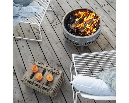 Szene mit Feuerstelle, Getränken und Sitzgelegenheiten auf einer Terrasse