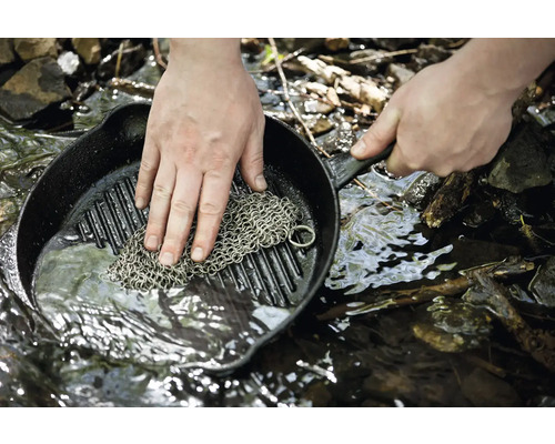 Reinigung einer gusseisernen Grillpfanne mit einem Kettenreiniger