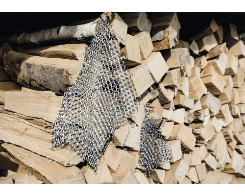 Metallgeflecht vor einem Stapel Holz