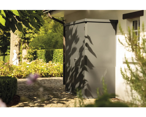 Gartenschrank aus Metall neben einem Gebäude im Freien