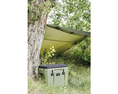 Kühlbox unter einem grünen Tarp im Freien