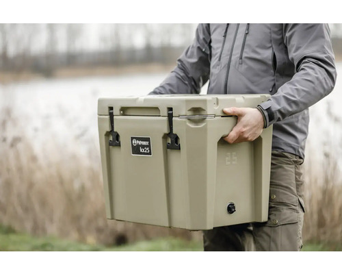 Mann trägt Petromax Kühlbox KX25