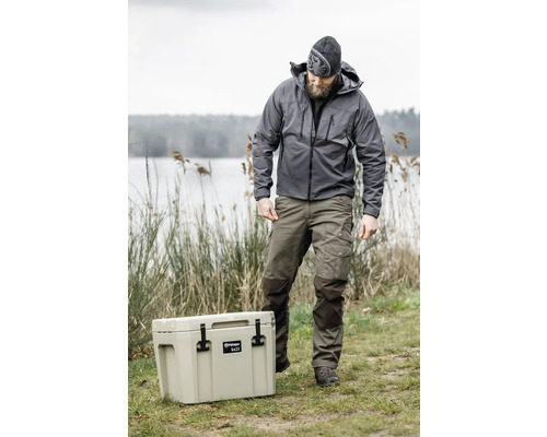 Mann mit Kühlbox im Freien, ideal für Outdoor-Aktivitäten