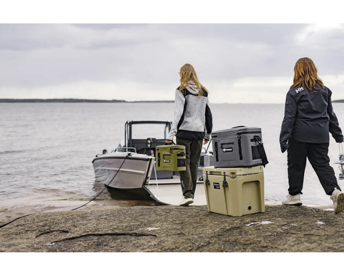 Szene mit zwei Personen, die Kühlboxen zu einem Boot am Ufer tragen